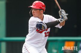通算77勝の右腕から学んだ“勝つための配球”。持丸泰輝がリードの奥深さを知った野村祐輔の言葉【CLOSEUP INTERVIEW】