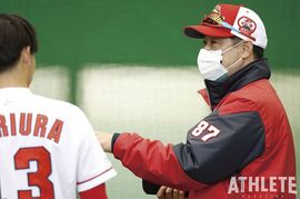 好調投手陣を支える大きな新戦力。高橋建コーチに聞いた指導の心得【カープOB・木村昇吾のコラム】<br />