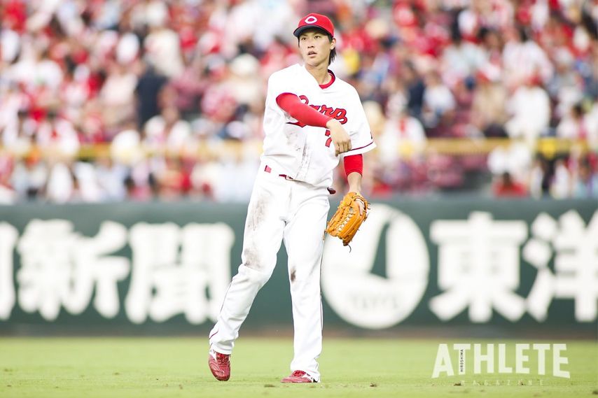 <div class="caption">2014年当時、ライトを守る堂林翔太選手。外野手として47試合に出場し、サードでの出場試合数を上回った。</div>