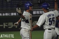 <div class="caption">４打点をあげる活躍で、エイジェックの初戦突破に大きく貢献した高木</div>