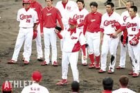 <div class="caption">監督就任1年目、選手を集めて檄を飛ばす野村氏。後ろには前田健太、梵英心らの姿も</div>