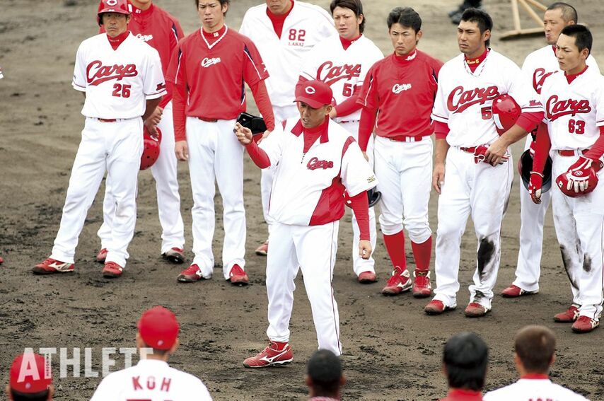 <div class="caption">監督就任1年目、選手を集めて檄を飛ばす野村氏。後ろには前田健太、梵英心らの姿も</div>
