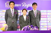<div class="caption">新体制発表記者会見に登壇した川井光一強化部長（左）、伊藤めぐみ（中央）、赤井秀一監督（右）</div>