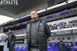 「言葉が異なるからこそ、より集中して会話をするようになる」サンフレッチェ広島・スキッベ監督が語る日本人選手とのコミュニケーション