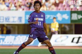 「広島に来てほしい」一度は断ったオファーから1年。佐藤寿人の心を揺れ動かした強化部長からの電話【広島と共に戦った12年間】<br />