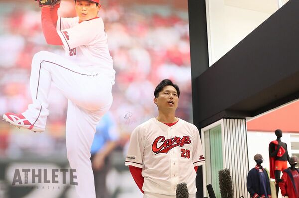 マツダスタジアム内のカープグッズショップ巨大壁画に栗林良吏が登場