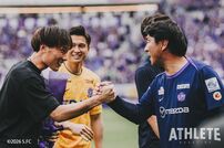 <div class="caption">サッカー日本代表メンバーに選出された大迫敬介のセレモニーで、握手を交わす菊池新吉GKコーチ（右）</div>