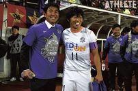 <div class="caption">2013年、リーグ制覇を達成し笑顔の佐藤寿人（右）と森保監督。</div>