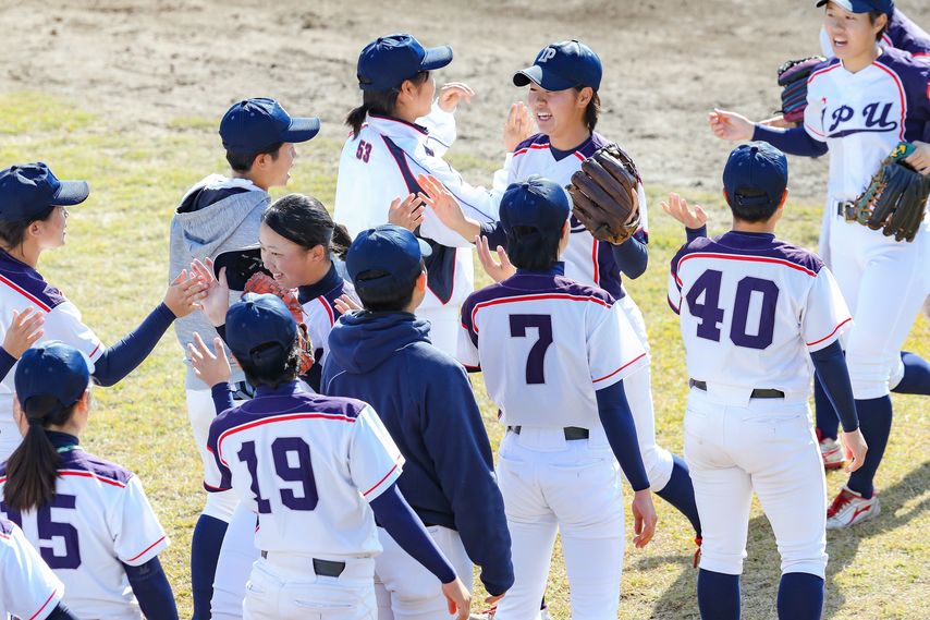 <div class="caption">笑顔のたえない試合展開が印象的な女子野球の選手たち</div>