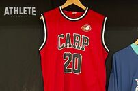 <div class="caption">栗林投手も購入したという、「バスケ風ユニフォーム（栗林）」</div>