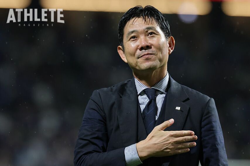 <div class="caption">試合後、サポーターの声援に応える日本代表・森保一監督</div>