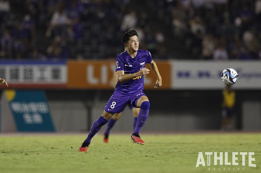 <div class="caption">愛媛FCへのレンタル移籍を経て、2022年に広島に復帰。中心選手として活躍する川村拓夢。</div>