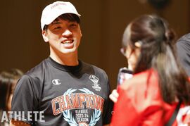 【B1】広島ドラゴンフライズ、ファン感謝祭でブースターに優勝トロフィーをお披露目