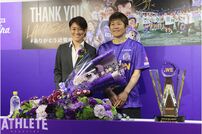 <div class="caption">引退会見に臨んだ近賀ゆかり（左）。花束贈呈には盟友・福元美穂がサプライズで登場</div>