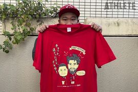 我善導の“週刊”カープTシャツコレクション～91枚目～<br />自慢の豪速球でロマンを見せてくれ！コルニエルの来日初勝利を祝った1枚