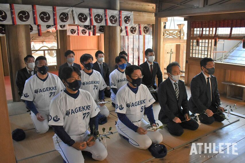 <div class="caption">栃木県栃木市の太平山神社にて必勝祈願を行なった。</div>