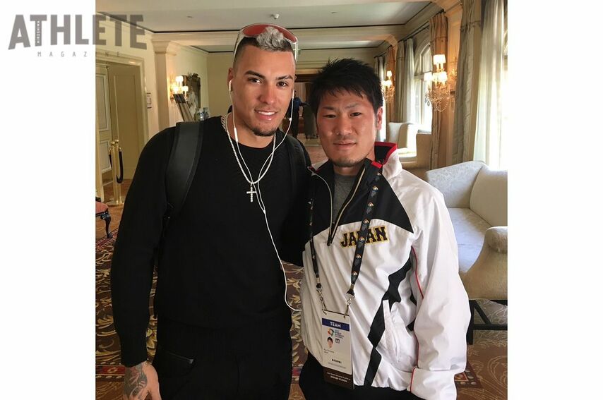 <div class="caption">ハビアー・バエズ選手(2017年WBCプエルトリコ代表)と新川諒氏</div>