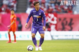 4年ぶりに広島に戻ってきた塩谷司。復帰初戦の鹿島戦で見せたプレーから感じた安心と期待《吉田安孝の紫風堂々》<br />
