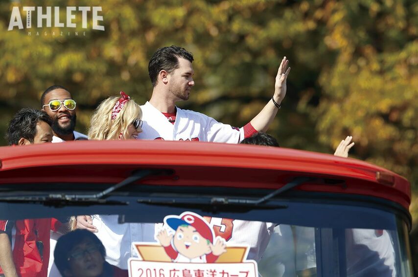 <div class="caption">カープが25年ぶりの優勝を果たした2016年、家族と共に優勝パレードに登場したジョンソン</div>