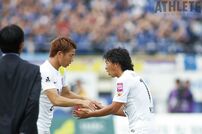 <div class="caption">2013-2016シーズンにかけて、広島で共に戦った浅野拓磨（左）と佐藤寿人（右）</div>