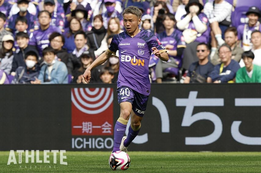<div class="caption">J 1発出場の試合では、出場時間はわずかながら巧みなドリブルを披露しスタンドを沸かせた。</div>
