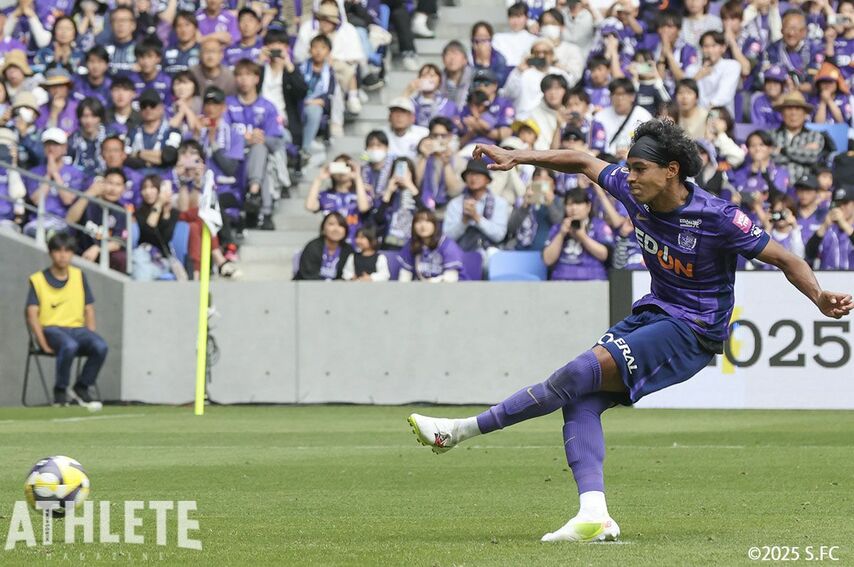 <div class="caption">チームを救う献身的なプレーも印象的なジャーメイン良</div>