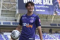 <div class="caption">エディオンピースウイング広島で復帰会見に臨んだ川村拓夢。背番号は『８』に決まった</div>