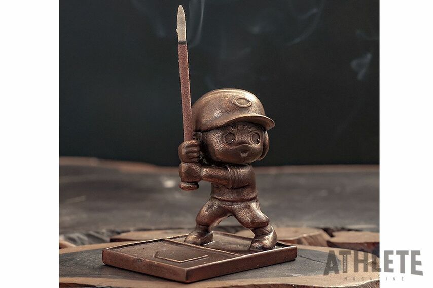<div class="caption">『カープ坊やお香立て』はファンクラブ先行抽選販売で売り切れるほどの人気商品に。後に、レッドバージョンも販売された（現在は販売終了）</div>