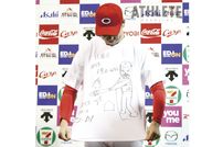 <div class="caption">前田健太投手の日本最終年となった2015年、お立ち台では毎回直筆イラストTシャツでファンを盛り上げた。</div>