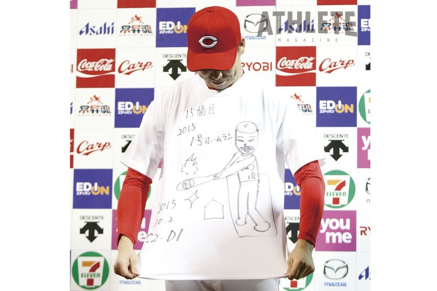 <div class="caption">前田健太投手の日本最終年となった2015年、お立ち台では毎回直筆イラストTシャツでファンを盛り上げた。</div>