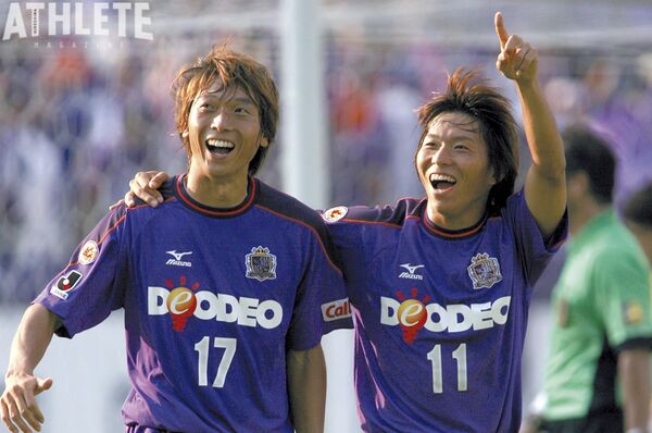 サンフレッチェ広島　ユニフォーム　サイン入り　まとめ　優勝記念　佐藤　服部　駒野 駒野友一とサンフレッチェ広島の両翼を支えた“鉄人”服部公太氏が