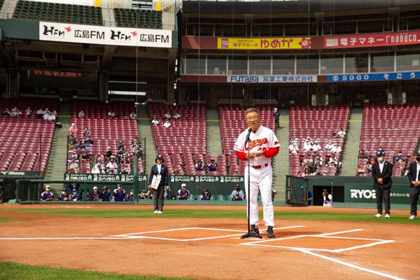体育社旗杯争奪 日本リトルシニア1年生新人中国大会 で達川光男さんが 捕球式 に登場 Other コラム 広島アスリートマガジン