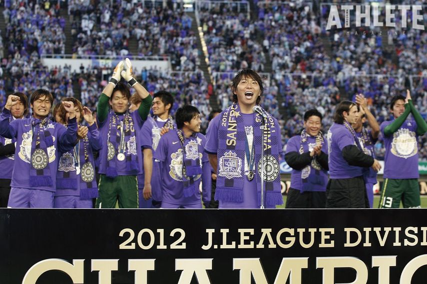 <div class="caption">クラブ創設20年の節目となった2012年。11月24日のセレッソ大阪戦に勝利し、悲願の初優勝が決まった。エース・佐藤寿人はこの試合でもゴールをあげ、チームの勝利を手繰り寄せた。</div>