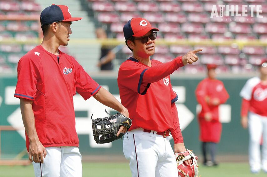 <div class="caption">試合前練習で、野手陣とコミュニケーションを取る藤井彰人ヘッドコーチ（写真右）</div>