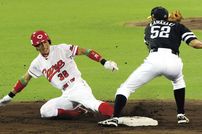 <div class="caption">マツダスタジアム初のオールスターゲームで盗塁を決めた赤松真人。</div>