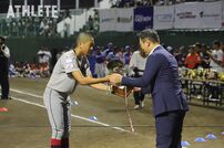 <div class="caption">優勝杯返還をする、昨年王者の筑後リバーズ池野要選手</div>