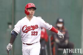 育成選手らしからぬプレーに惚れた春季キャンプ。支配下契約を結んだ3年目・持丸泰輝へのエール【カープOB・木村昇吾のコラム】<br />