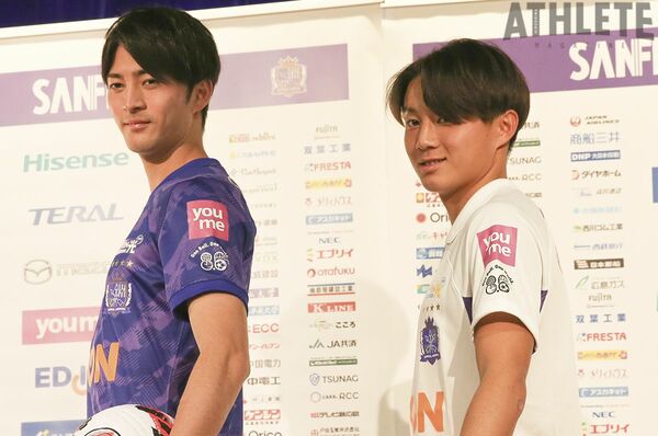 サンフレッチェ広島が新ユニホームを発表。会見には川村拓夢