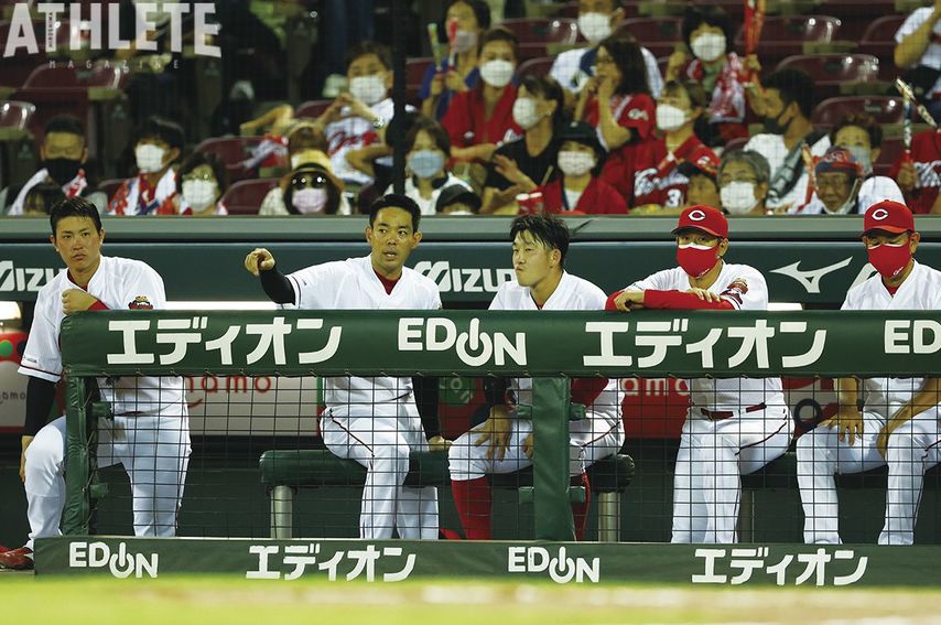 <div class="caption">マツダスタジアムのベンチで言葉を交わす、小園海斗と秋山翔吾。</div>