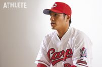 <div class="caption">2020年から選手会長を託された田中広輔選手。若い選手が増え、新しく生まれ変わりつつあるチームを、プレーと言葉で引っ張っり続けている。</div>