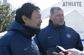 「広島は僕の理想郷」サンフレッチェ広島・松尾喜文コーチが今シーズンをもって契約満了。スキッベ監督の通訳も務める