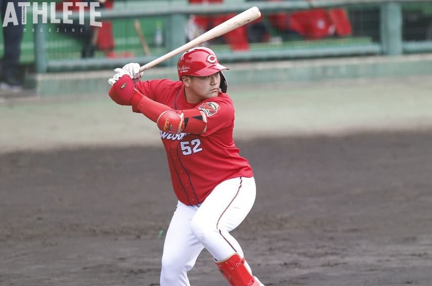 「大空に打とう」鈴木誠也からのアドバイスが新人・末包昇大の打撃を変える!?＜カープOB・笘篠賢治のキャンプコラム＞<br />