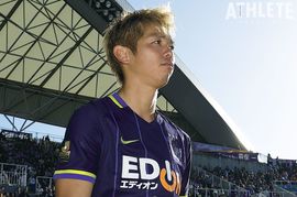 1993年5月16日、Jの歴史に残るスーパーゴールを叩き出したDFが第一人者。守りのイメージが定着した背番号【サンフレッチェ背番号の系譜】