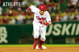 世界を驚愕させた伝説の『スパイダーマンキャッチ』。田中将大からプロ初本塁打を放った後継者【背番号の系譜】