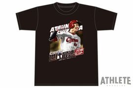 カープ、高卒ルーキー・西川篤夢のプロ初ヒット記念Tシャツを期間限定で販売！笑顔のガッツポーズを大胆にデザイン