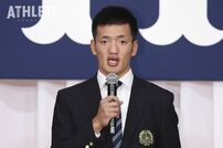 <div class="caption">制服姿で入団会見に臨む矢野雅哉。ドラフトでは6位指名だった</div>