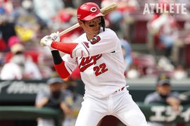 暗雲を払った会心の一撃。七夕の夜空に舞った中村奨成の本塁打が同点劇を呼び込んだ<br />