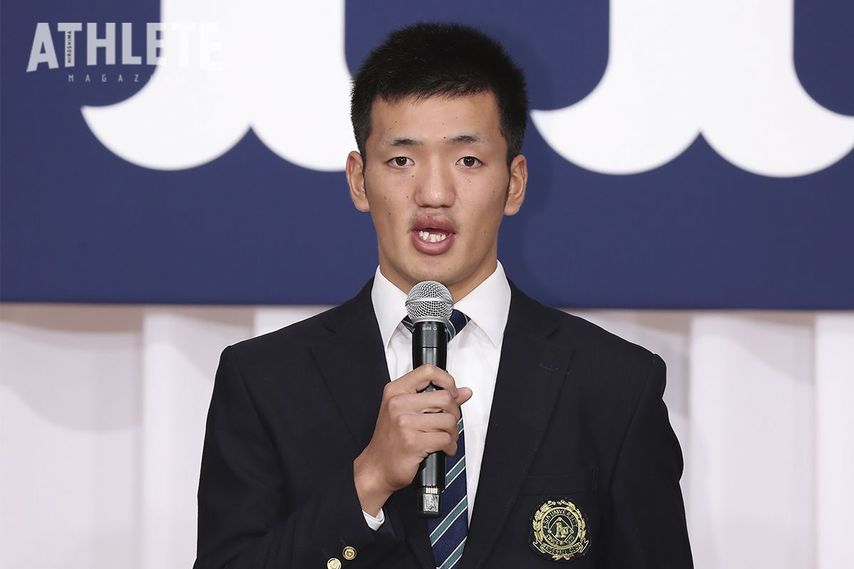 <div class="caption">制服姿で入団会見に臨む矢野雅哉。ドラフトでは6位指名だった</div>
