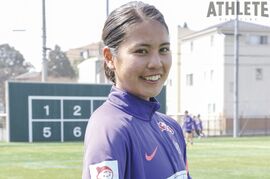 ボールとゴールへの貪欲さを武器に、攻守両面で勝利への貢献を誓う。【サンフレッチェ広島レジーナ・島袋奈美恵】