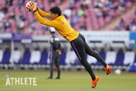 J1通算300試合出場を達成した紫の守護神・林卓人＜vol.3＞「拾った命ではないですけど、チャンスをもらった以上は思い切りやるだけ」